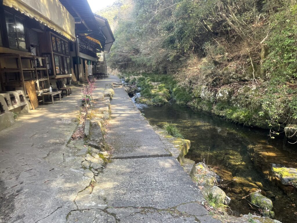 新見屋すぐ側の川