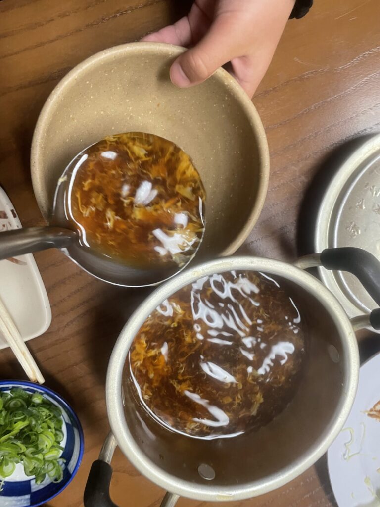 たらいうどんの出汁を取り分けている写真