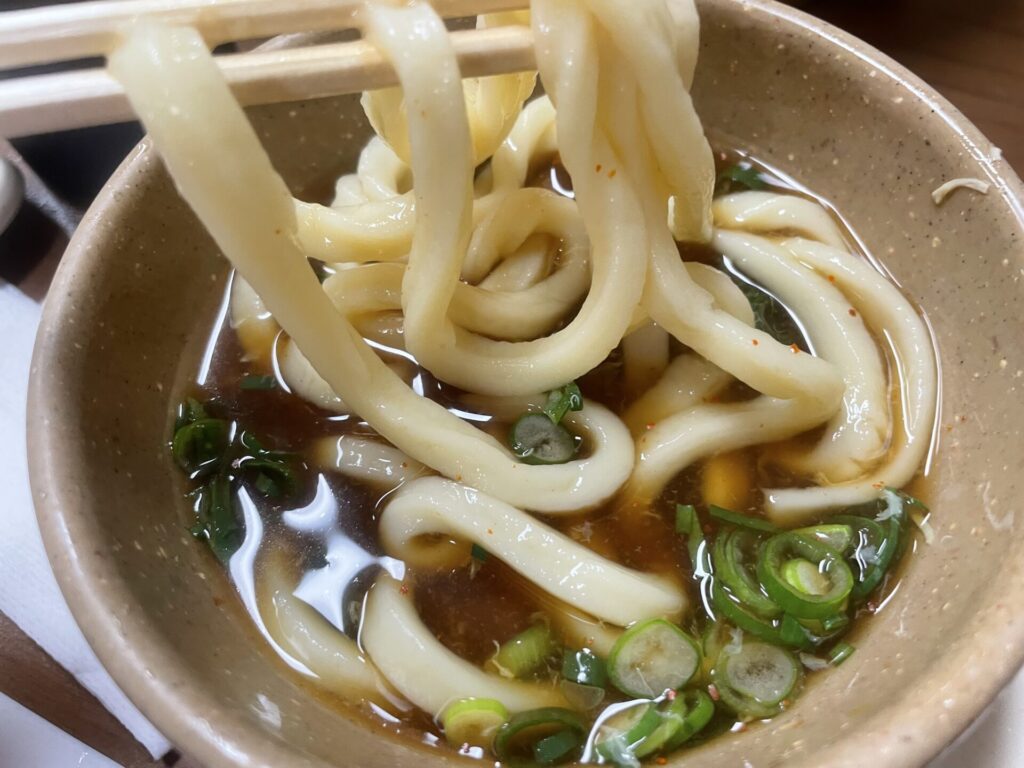 新見屋たらいうどんを食べるところ