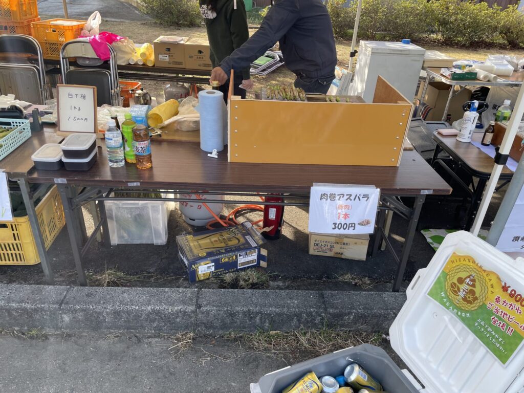 東かがわ市湊川河津桜祭りの屋台の写真（肉まきアスパラ）