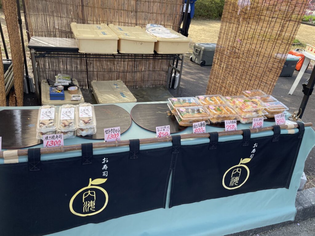 東かがわ市湊川河津桜祭りの屋台の写真（寿司）