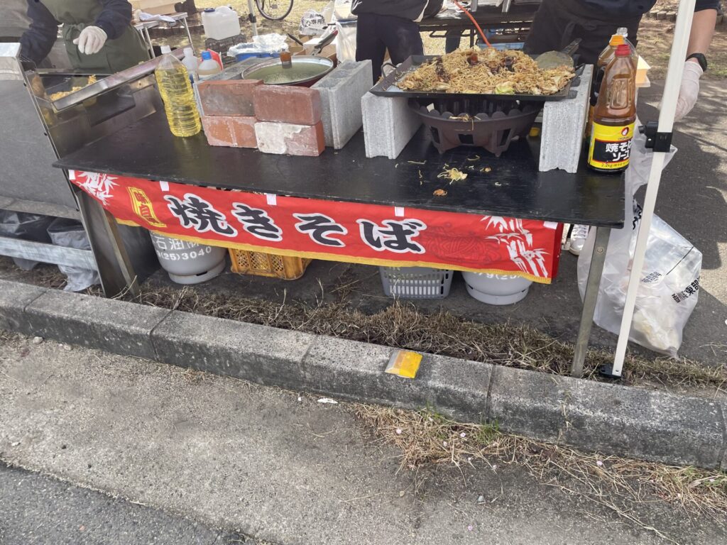 東かがわ市湊川河津桜祭りの屋台の写真（焼きそば）
