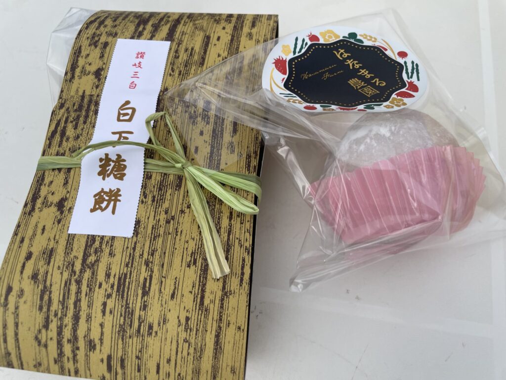 東かがわ市湊川河津桜祭りの屋台の写真（巴堂の餅と苺大福）