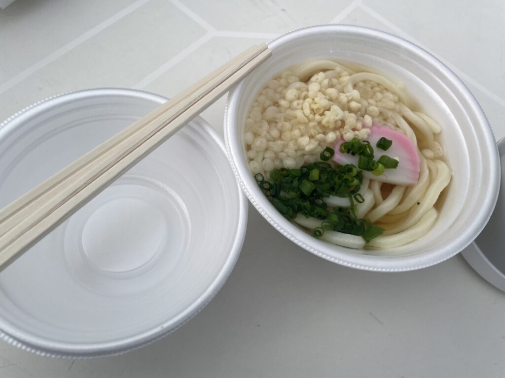 東かがわ市湊川河津桜祭りの屋台の写真（うどん）