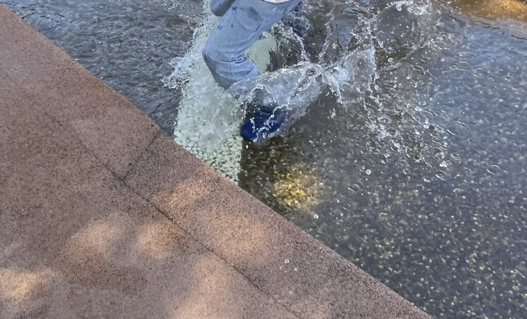 あすたむらんど徳島じゃぶじゃぶ池のターザンロープで失敗して水に濡れる写真